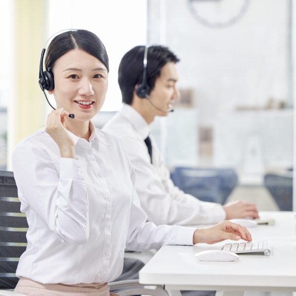 花瓣素材_人物系列写实坐在办公室的电脑前带着耳机为客户解答的客服_48254488